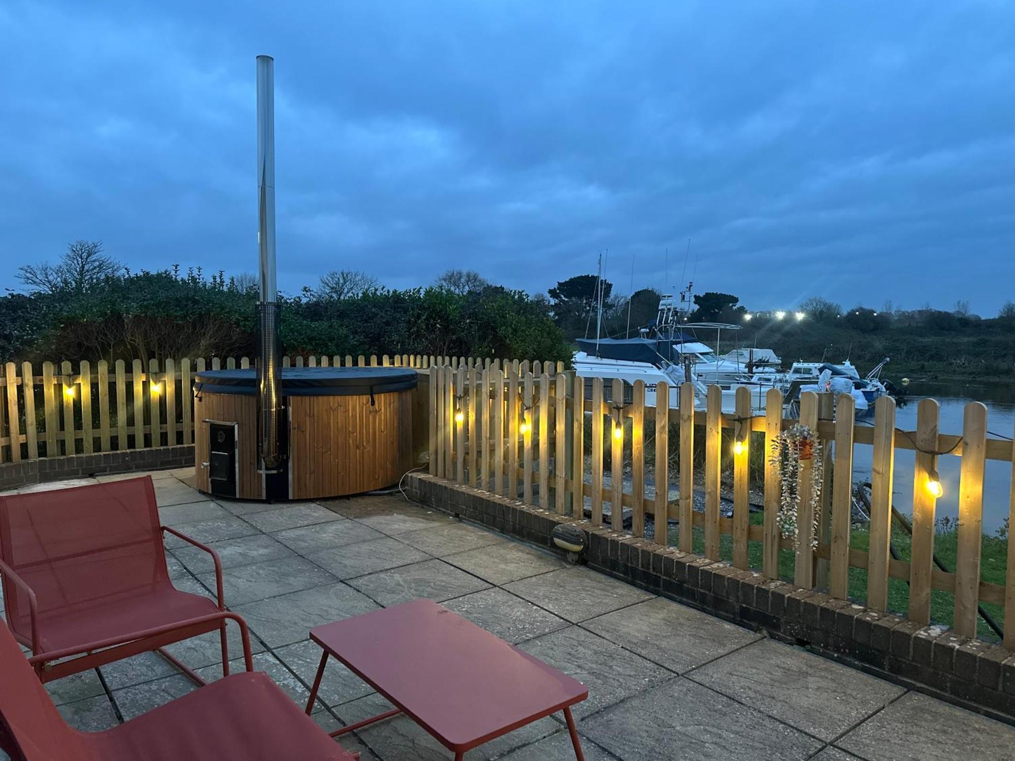 Hot Tub With A View - Christchurch Harbour Dış mekan fotoğraf
