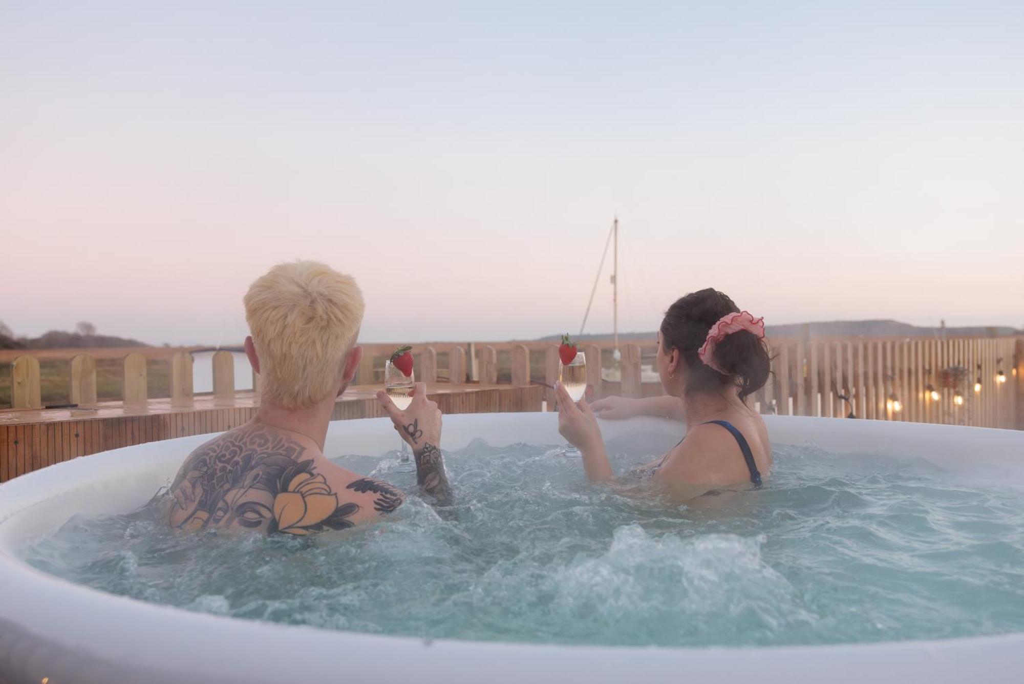Hot Tub With A View - Christchurch Harbour Dış mekan fotoğraf
