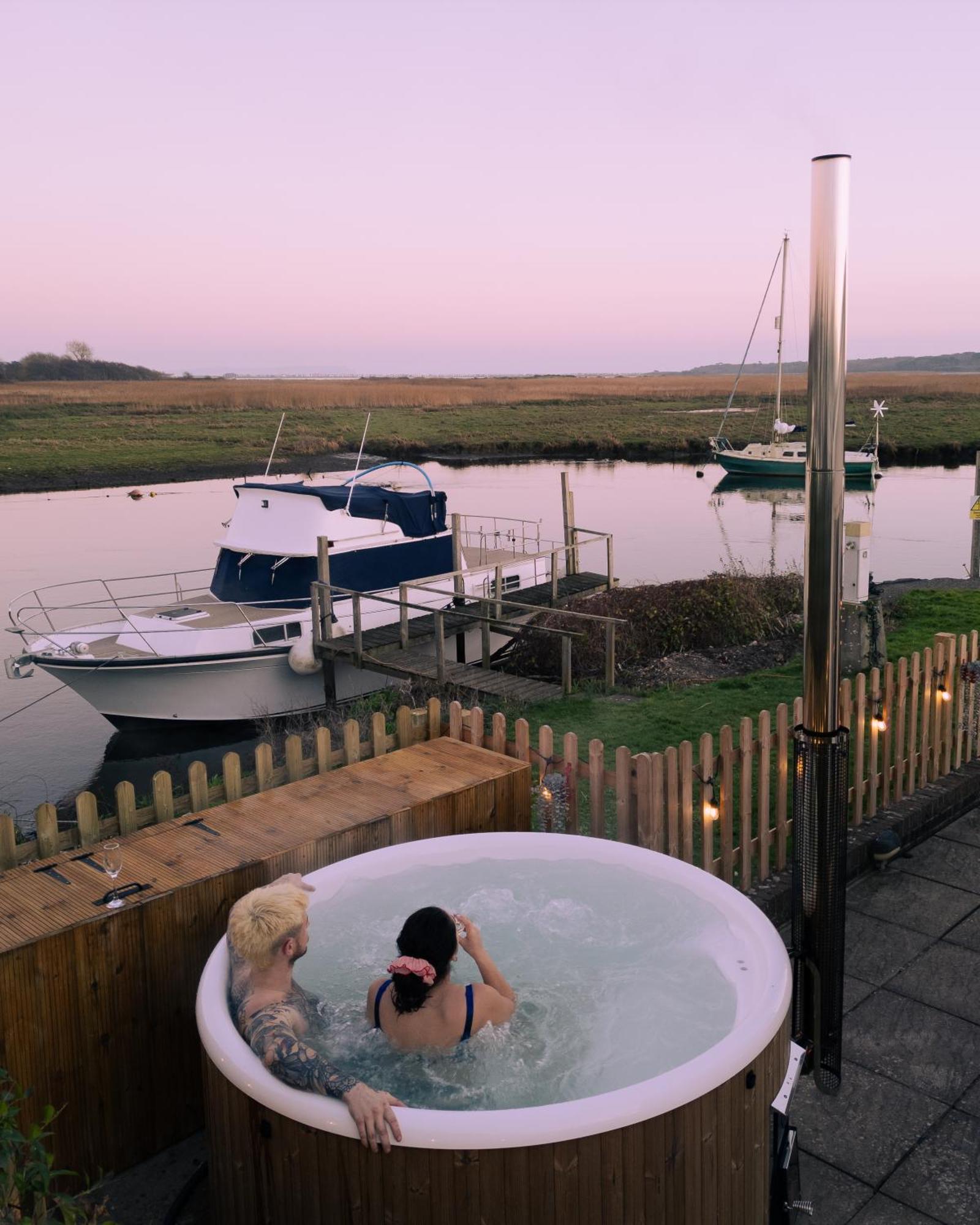 Hot Tub With A View - Christchurch Harbour Dış mekan fotoğraf