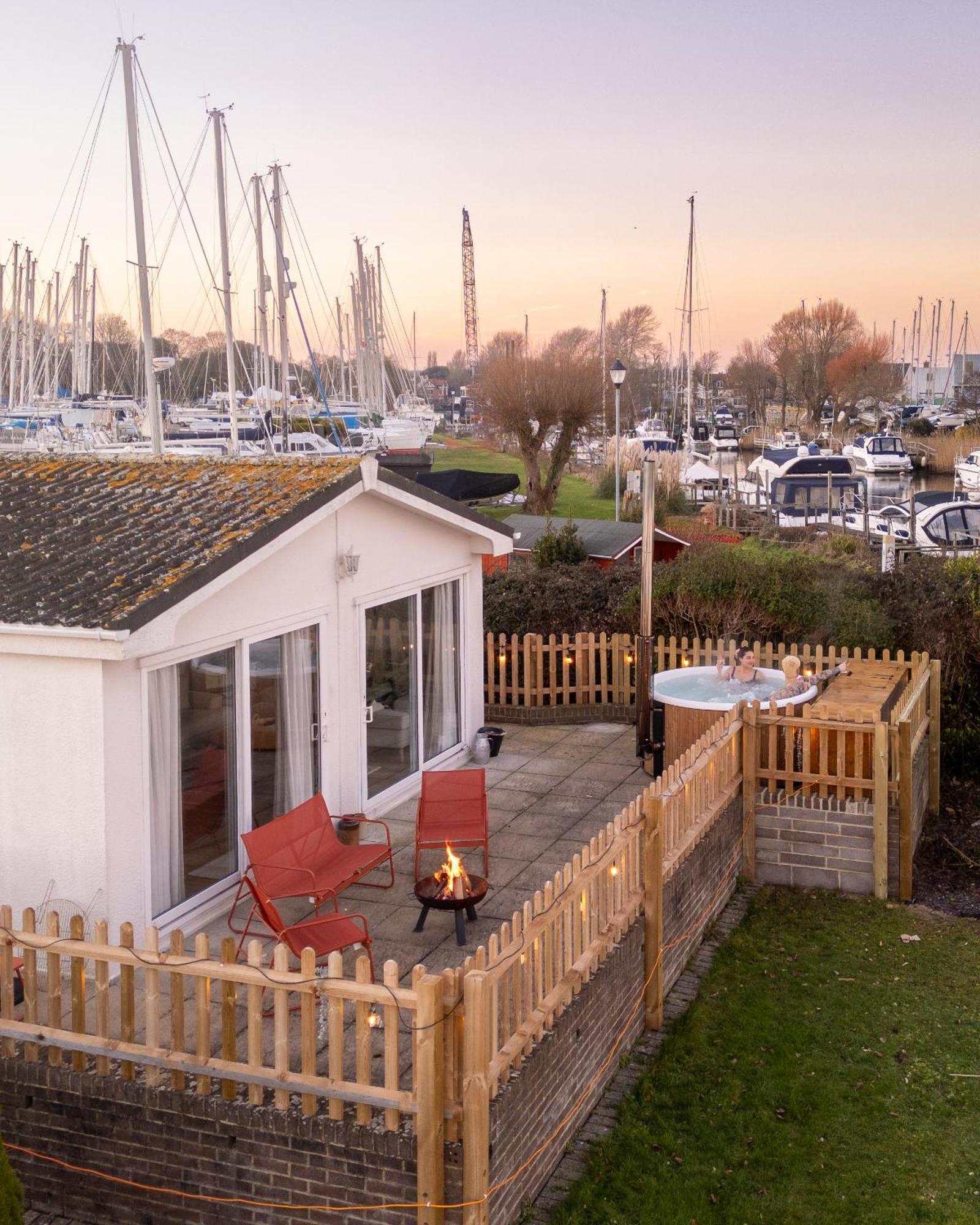 Hot Tub With A View - Christchurch Harbour Dış mekan fotoğraf
